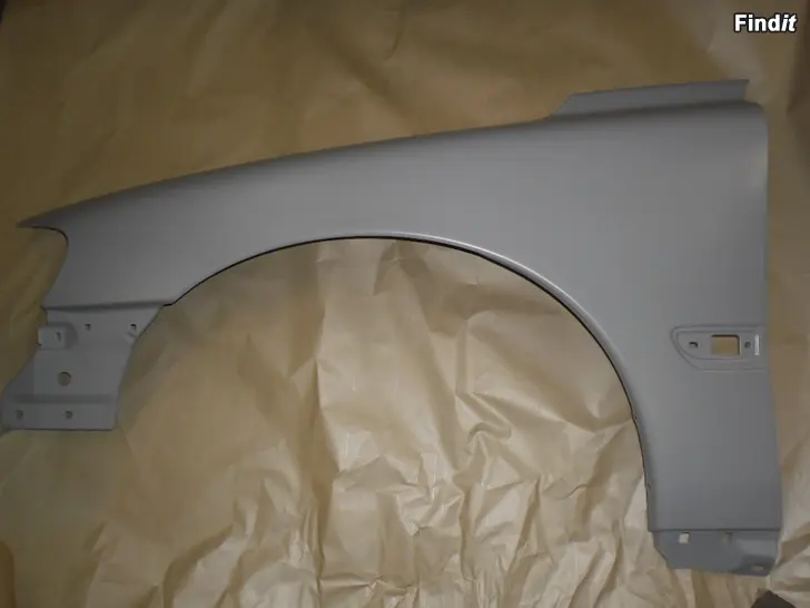 Myydään Volvo V70/S60 vasen alkuperäinen etulokasuoja