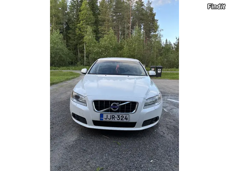 Myydään Volvo V70
