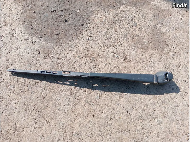 Myydään Audi A3 2002 takalasin pyyhkimen varsi