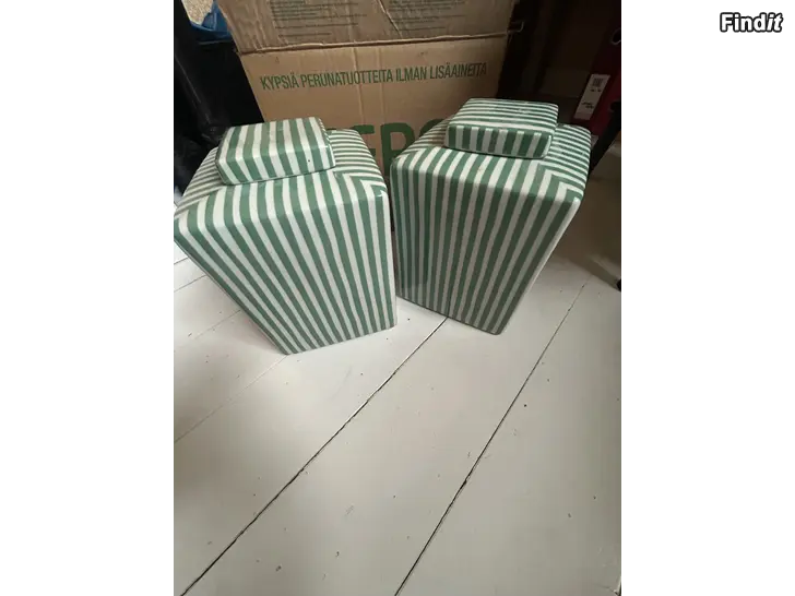 Myydään Två burkar med lock