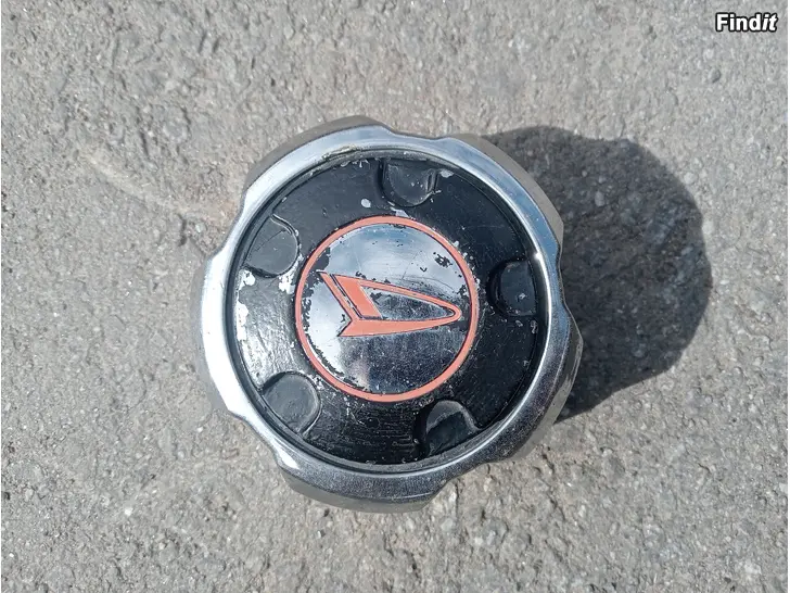 Myydään Daihatsu Rocky vanteen keskikupit