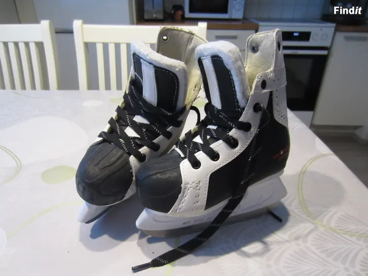 Myydään Poikien luistimet