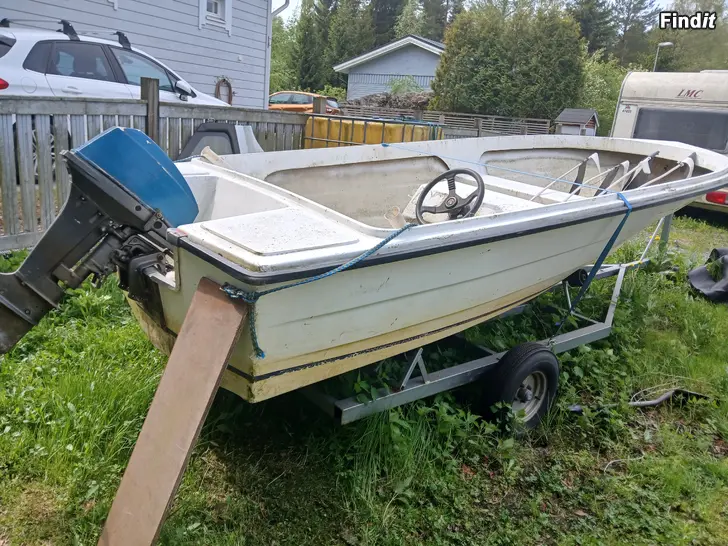 Myydään pulpetti vene koneella