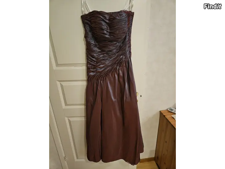 Myydään Festklänning