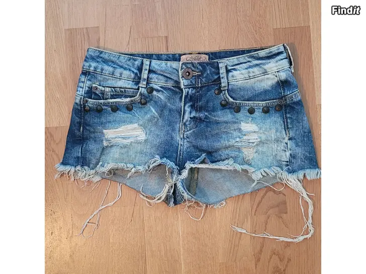 Myydään y2k low waist mini shortsit