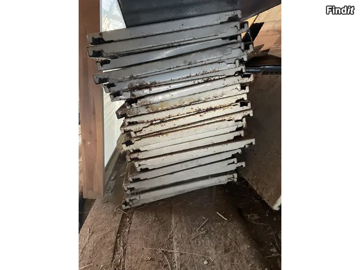 Säljes Lagerhyllor med Gavlar