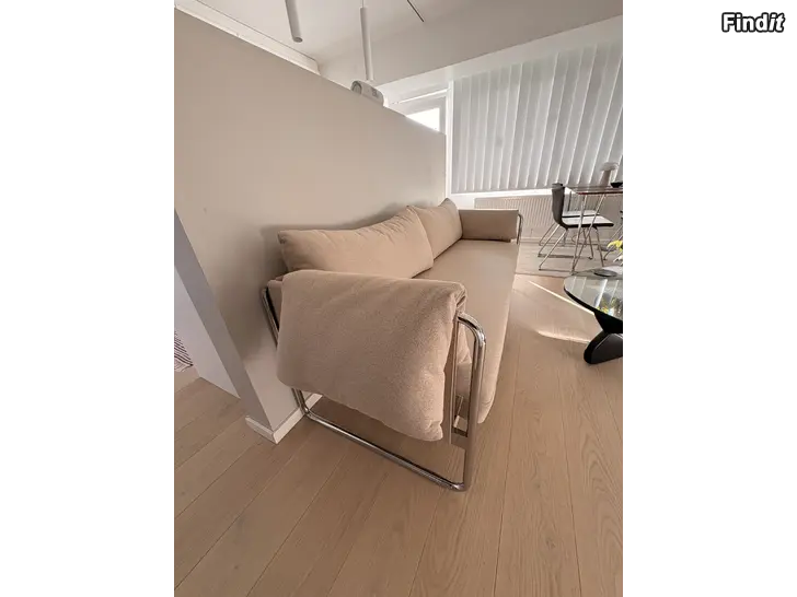 Myydään Beige 3-sitssoffa med kromstomme
