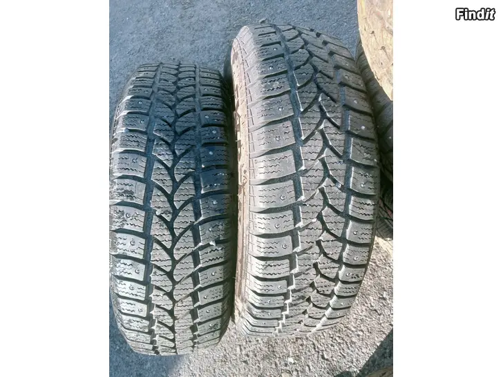 Myydään Komoran nastarenkaat 195/65R15 95T
