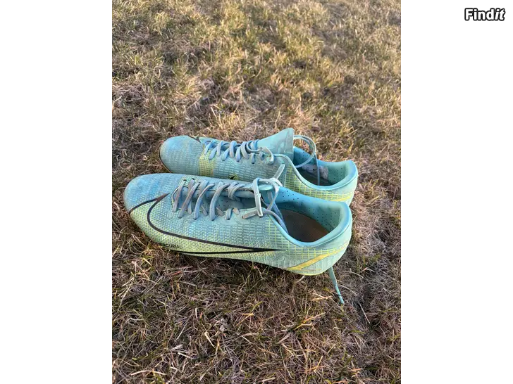 Säljes Fotbollskor stl 38