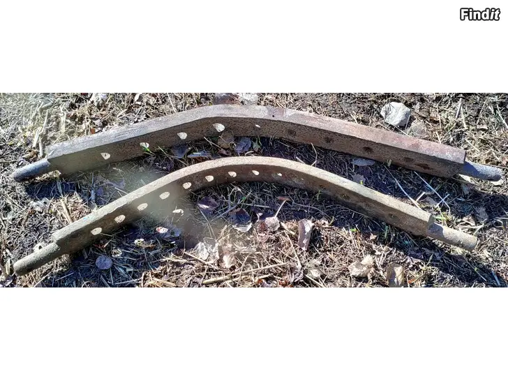 Myydään 2kpl reikärautaa traktorin perään