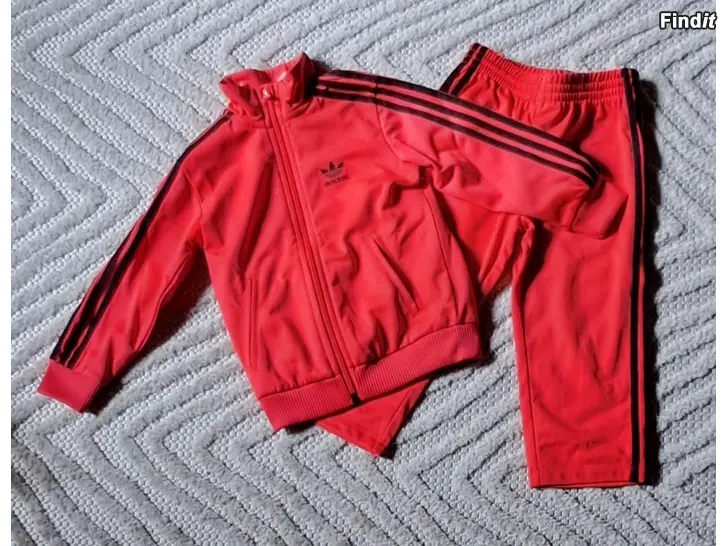 Myydään Adidas verryttelypuku, koko 98 cm