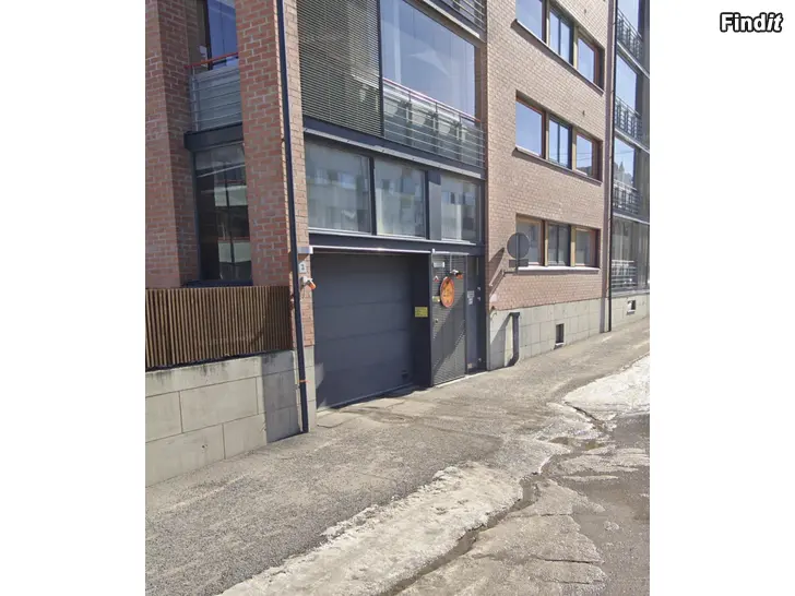 Uthyres Parkering i bilhall med fjärrkontroll