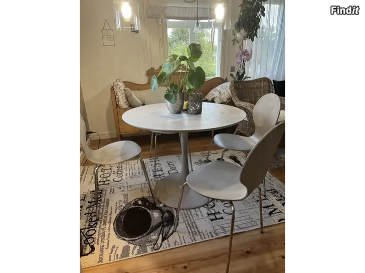 Säljes Bord och fyra stolar