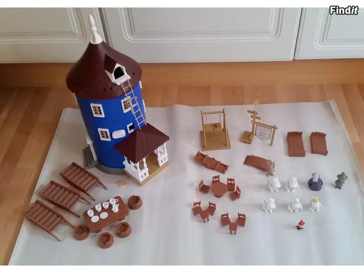Myydään Iso Muumitalo 40cm tarvikkeet ja hahmot 9kpl -hinta 40e