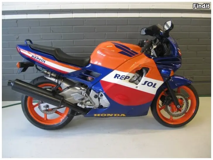 Myydään Honda CBR 600 F 95-98 PC31 F3 osia