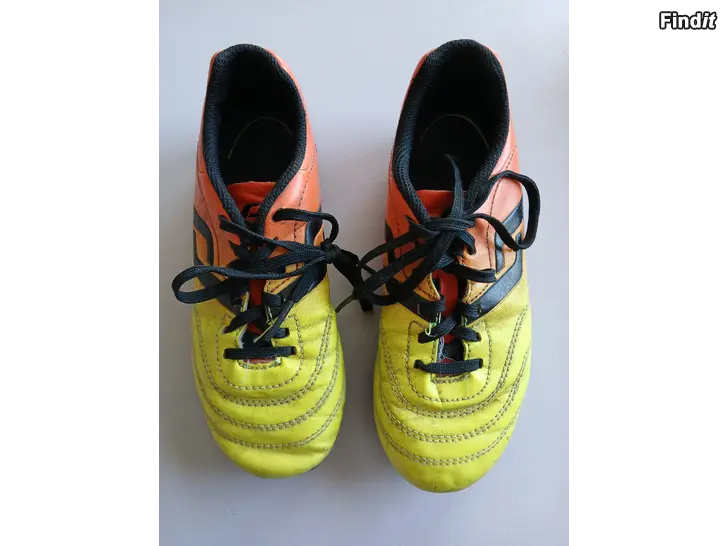 Säljes Fotbolls skor storlek 30