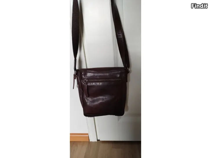 Myydään Nahkainen naisten laukku