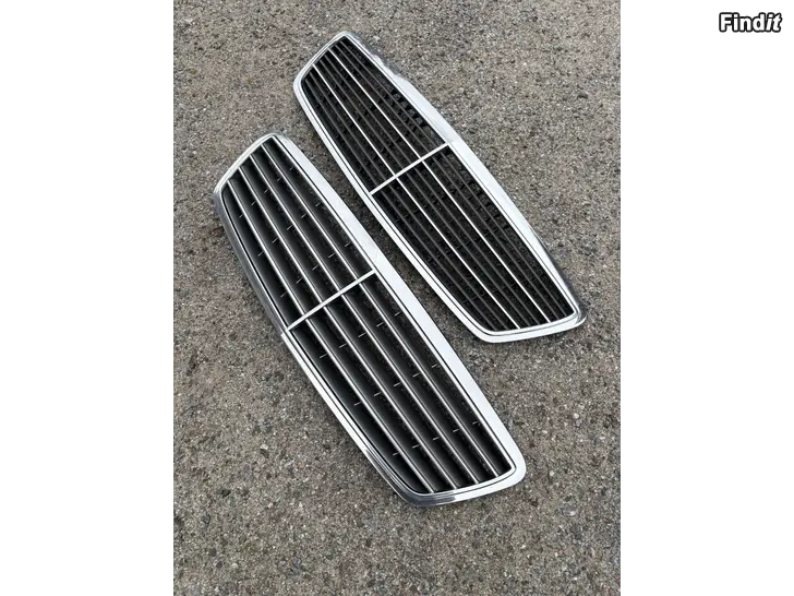 Säljes 2 original Mercedes-Benz frontgrillar till C-klass W203