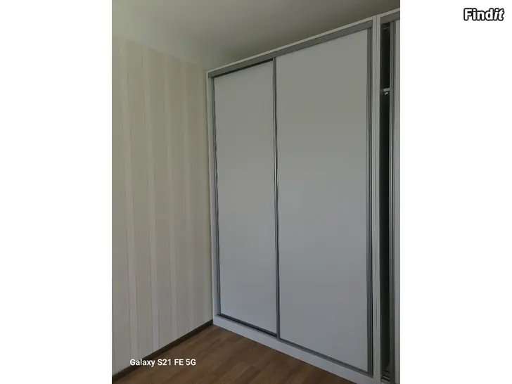 Säljes En garderob från Ikea med skjutdörrar