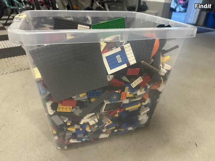 Säljes Jätte låda med Lego