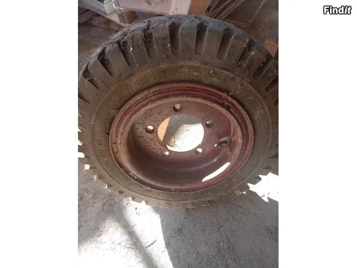 Säljes Begagnade truckdäck 5 st. pris 230 e