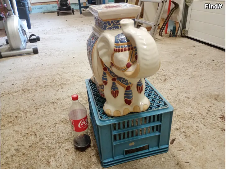 Säljes Elefant av porslin