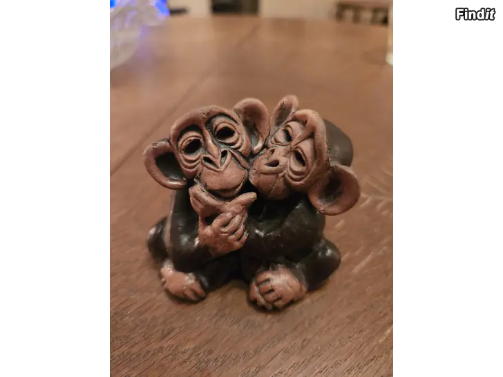 Säljes Inhemsk lerfigur Två apor