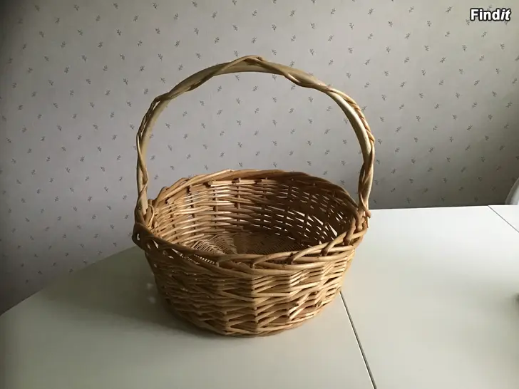 Säljes Stabil fin korg i nyskick - Ehjä ja siisti kori